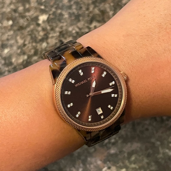 Michael Kors tortoise and rose gold watch - Picture 4 of 4